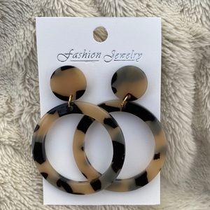 Small Chic Tortoise Earrings